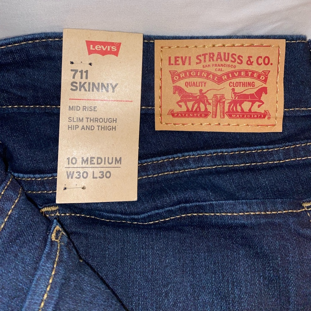 Brand new (UNWORN) dark wash skinny Levis